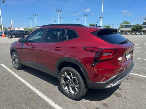 Used 2025 Chevrolet Trax LT image 3