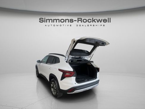 Used 2025 Chevrolet Trax LT w/ LT Convenience Package image 19