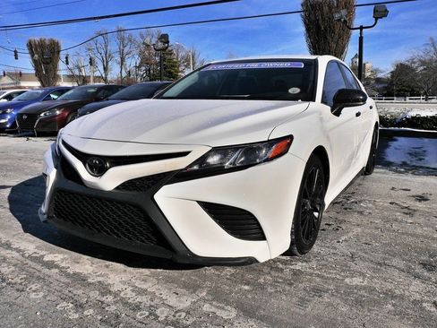 Used 2020 Toyota Camry SE image 2
