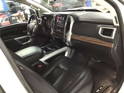 Used 2020 Nissan Titan SL w/ Moonroof Package image 25