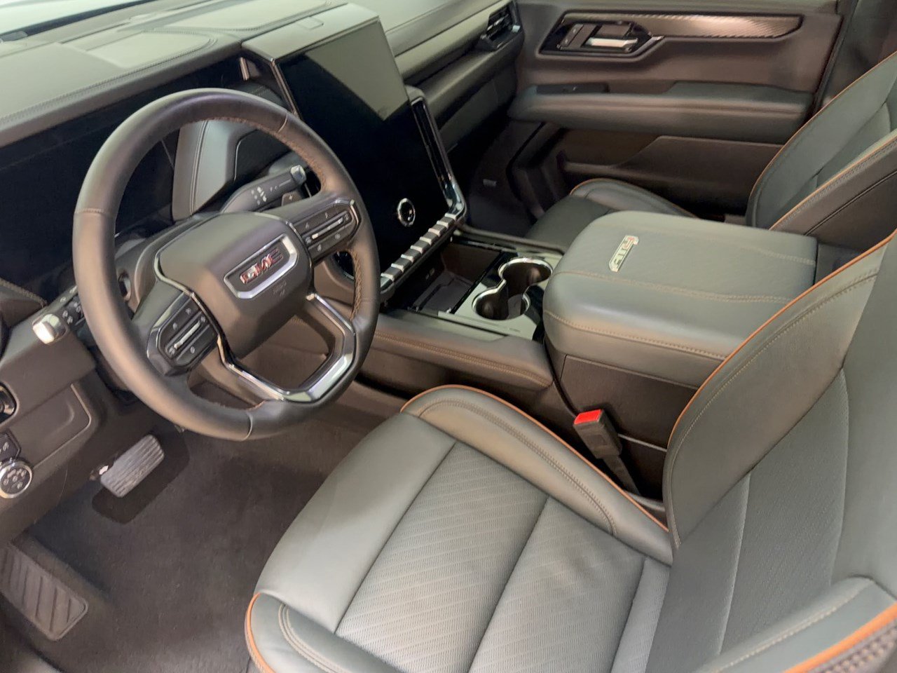 Used 2025 GMC Yukon AT4 w/ AT4 Premium Package AWD/4WD image 4