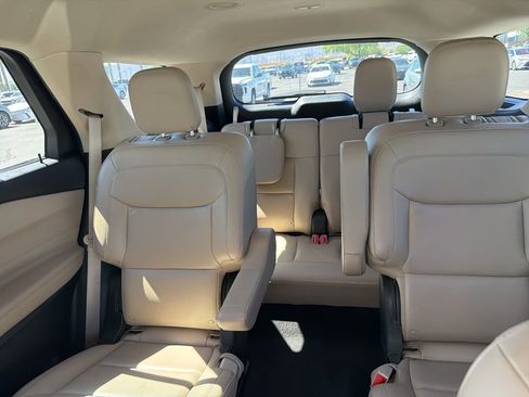Used 2022 Ford Explorer XLT w/ Equipment Group 202A image 9