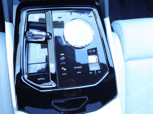 Used 2025 BMW 530i w/ Executive Package image 39