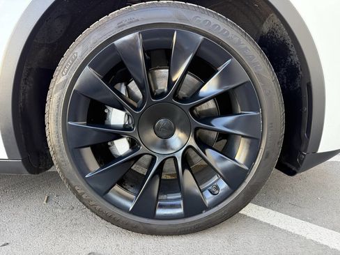 Used 2024 Tesla Model Y Long Range AWD/4WD image 29