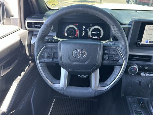 Used 2025 Toyota Tacoma TRD Sport AWD/4WD image 21