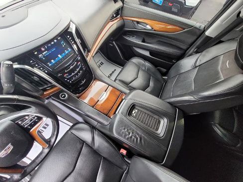 Used 2018 Cadillac Escalade Luxury image 20