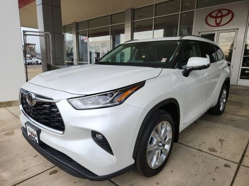 New 2026 Toyota Highlander Limited image 3