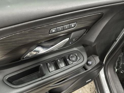 Used 2024 GMC Terrain SLT w/ Infotainment Package II image 29