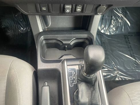 Used 2018 Toyota Tacoma SR5 AWD/4WD image 15