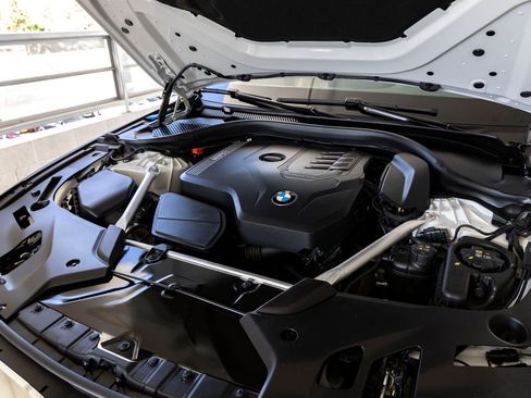 Used 2023 BMW 530i w/ Convenience Package image 32