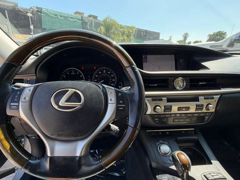 Used 2013 Lexus ES 350 w/ Luxury Pkg FWD image 16