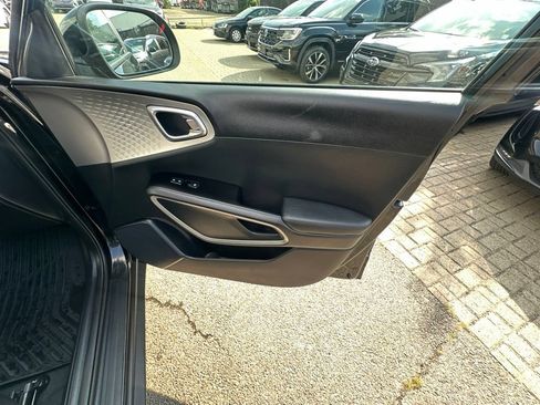 Used 2023 Kia Soul LX w/ LX Technology Package FWD image 31