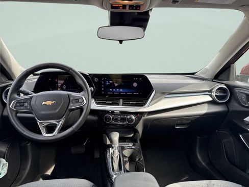 Used 2025 Chevrolet Trax LT w/ LT Convenience Package FWD image 19