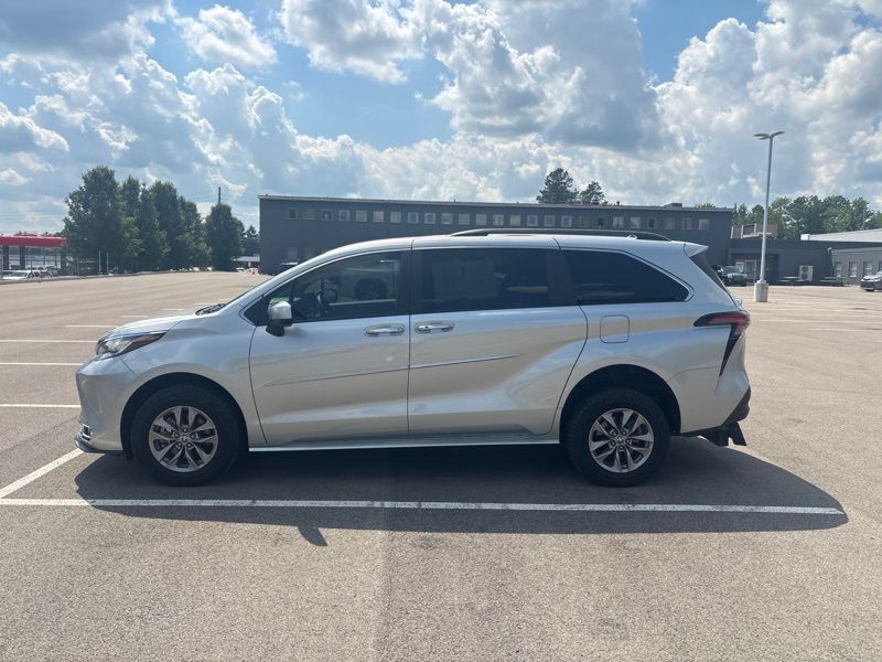 Used 2022 Toyota Sienna XLE FWD image 6