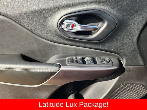 Used 2021 Jeep Cherokee Latitude Lux w/ Comfort/Convenience Group AWD/4WD image 32