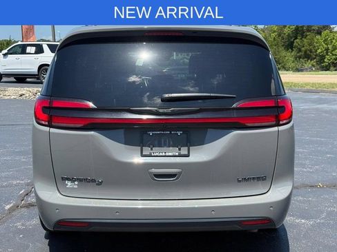 Used 2025 Chrysler Pacifica Limited FWD image 5