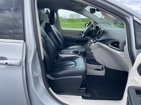 Used 2024 Chrysler Pacifica Touring-L FWD image 24