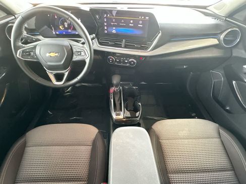 Used 2025 Chevrolet Trax LT w/ LT Convenience Package FWD image 24