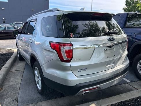 Used 2017 Ford Explorer XLT w/ Equipment Group 202A AWD/4WD image 4