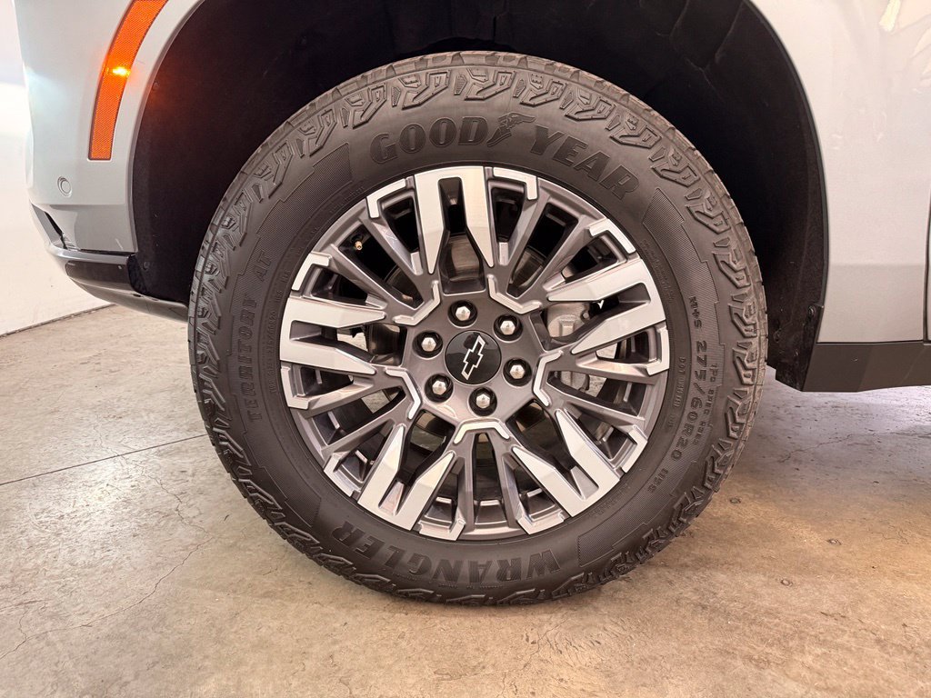 Certified 2025 Chevrolet Suburban Z71 AWD/4WD image 15