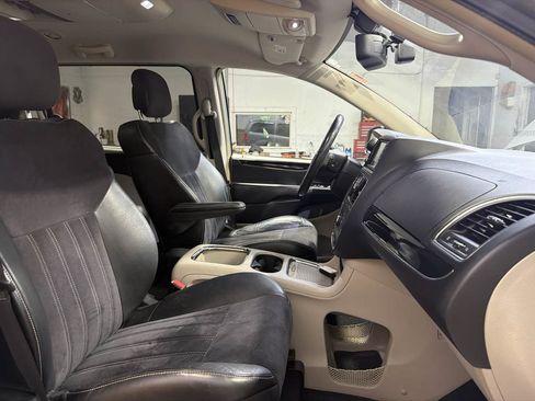 Used 2014 Chrysler Town & Country Touring-L FWD image 29