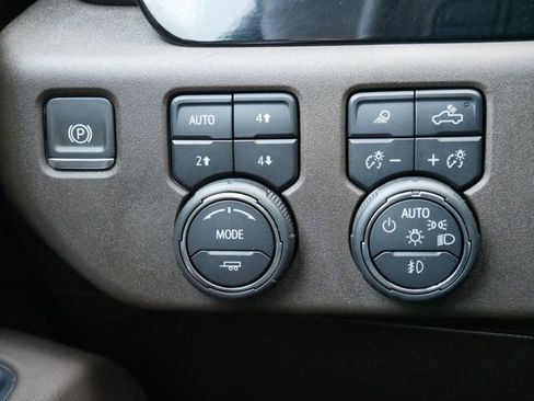 Used 2024 Chevrolet Silverado 2500 LTZ w/ LTZ Convenience Package image 19