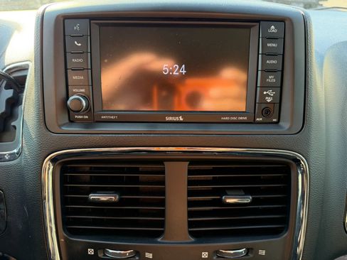 Used 2019 Dodge Grand Caravan SE w/ UConnect Hands-Free Group FWD image 18