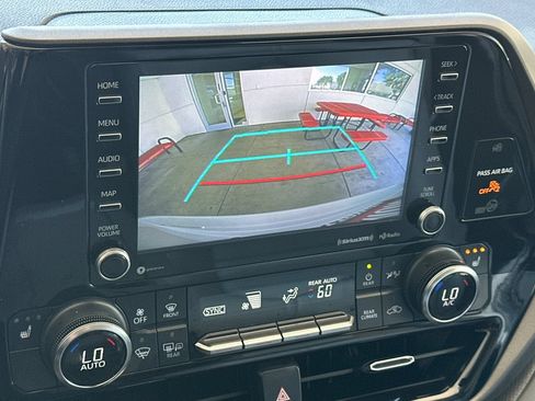 Used 2022 Toyota Highlander XLE AWD/4WD image 20