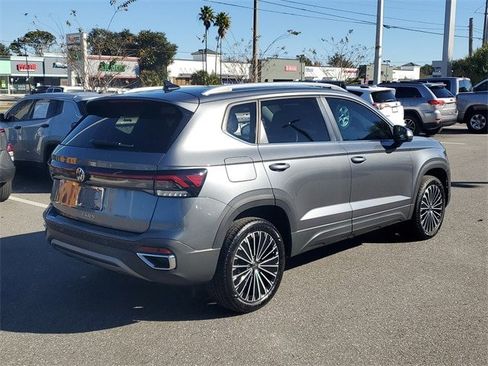 Certified 2025 Volkswagen Taos SE image 4