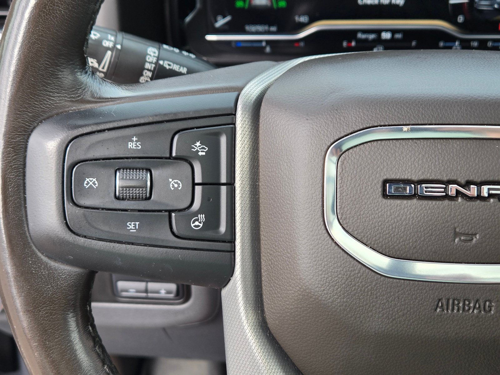 Used 2022 GMC Yukon XL Denali w/ Denali Premium Package AWD/4WD image 25