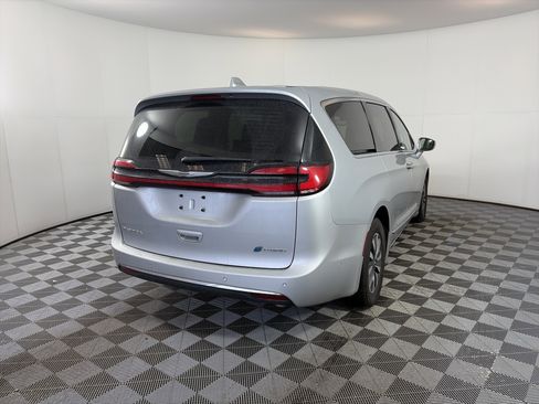 Used 2022 Chrysler Pacifica Limited image 11