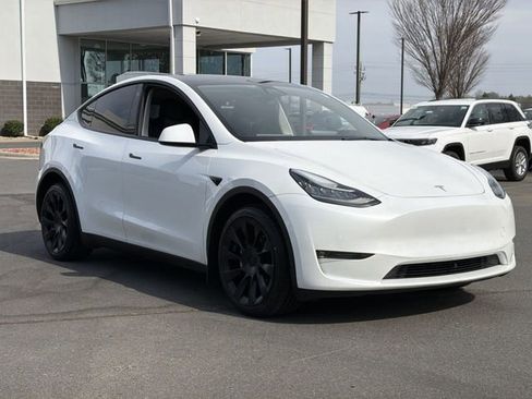 Used 2022 Tesla Model Y Long Range image 14