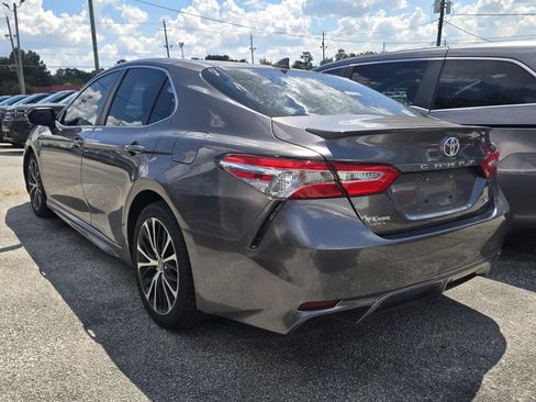Used 2020 Toyota Camry SE FWD image 3