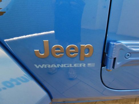 Used 2024 Jeep Wrangler Unlimited w/ Convenience Group AWD/4WD image 11
