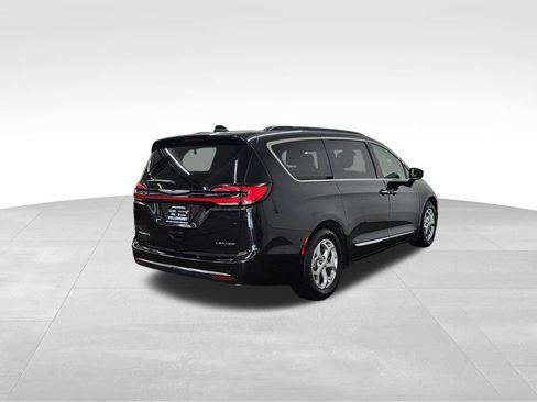 Used 2023 Chrysler Pacifica Limited FWD image 8