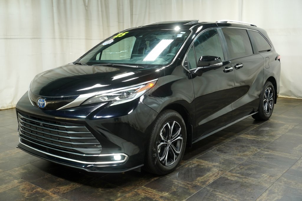 Used 2025 Toyota Sienna Platinum AWD/4WD image 2