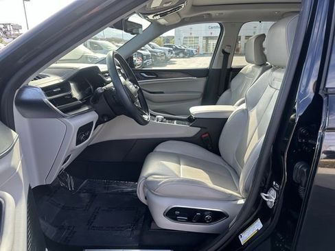 Used 2023 Jeep Grand Cherokee Overland w/ Advanced Protech Group III AWD/4WD image 2
