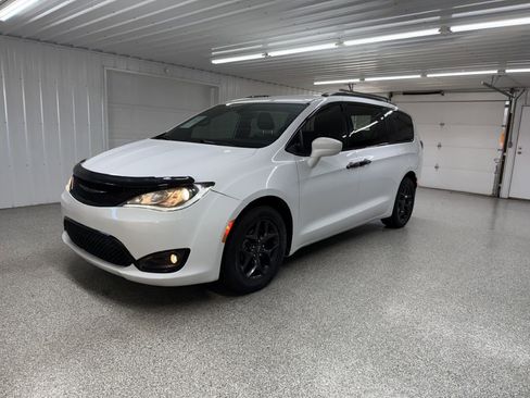 Used 2019 Chrysler Pacifica Touring-L Plus w/ S Appearance Package image 3