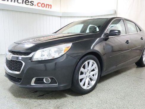 Used 2015 Chevrolet Malibu LT w/ Leather Package FWD image 2