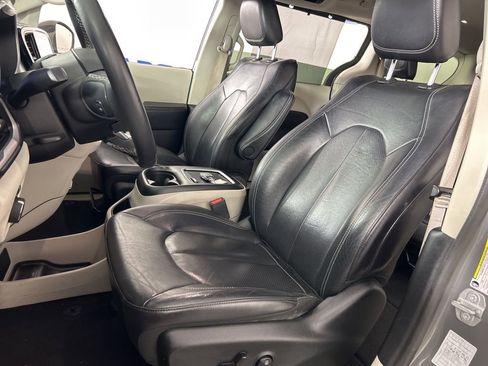 Used 2022 Chrysler Pacifica Touring-L FWD image 23