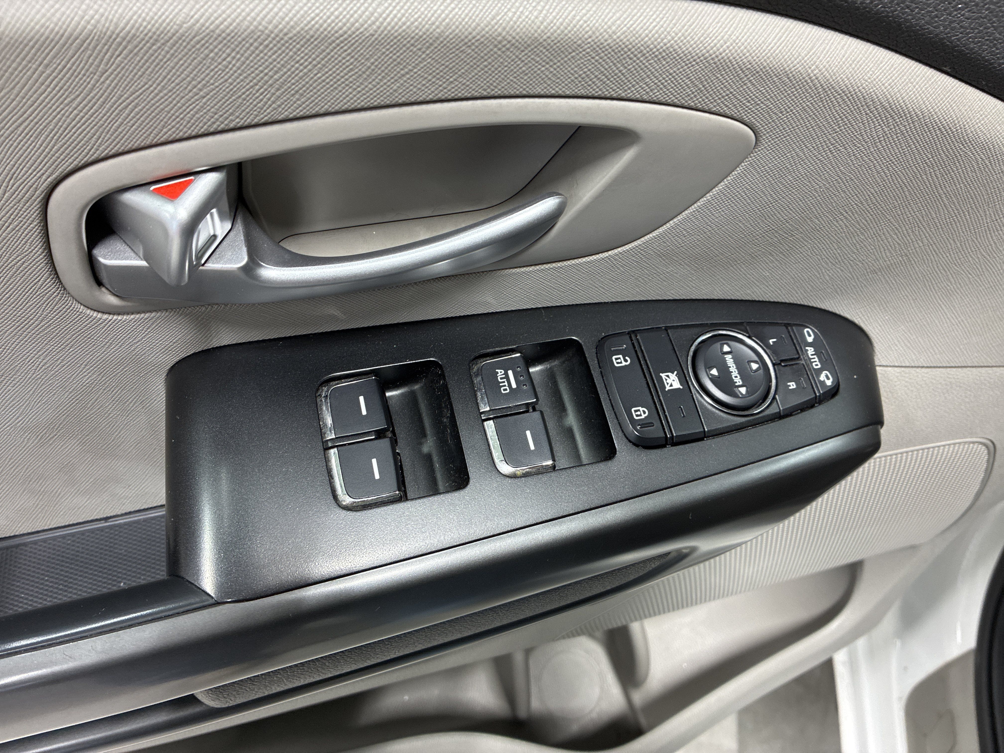 Used 2018 Kia Sedona LX FWD image 21