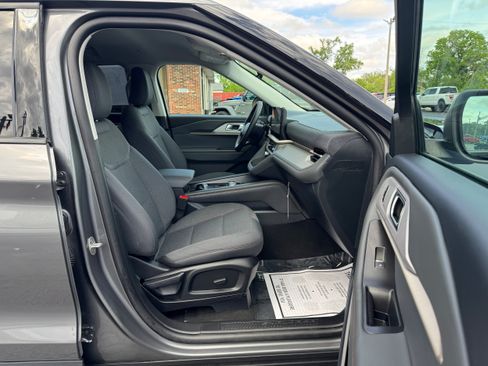 Used 2025 Ford Explorer Active AWD/4WD image 18