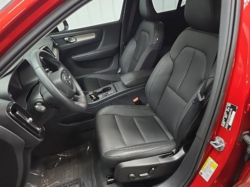 Used 2024 Volvo XC40 B5 Core image 30