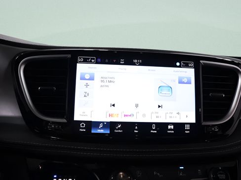 Used 2026 Chrysler Pacifica Limited FWD image 12