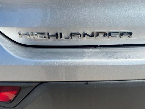 Used 2023 Toyota Highlander LE FWD image 12