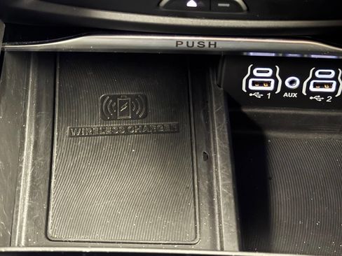 Used 2023 Chrysler Pacifica Limited w/ Uconnect Theater Family Group image 50