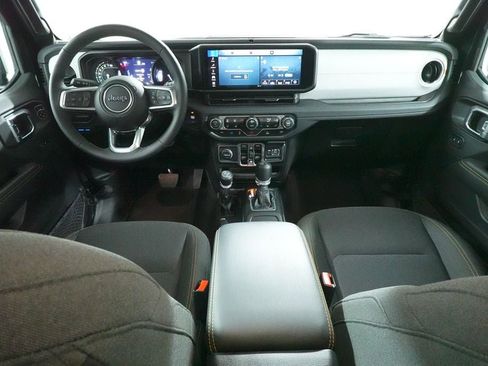 Used 2025 Jeep Wrangler Sahara 4xe image 9