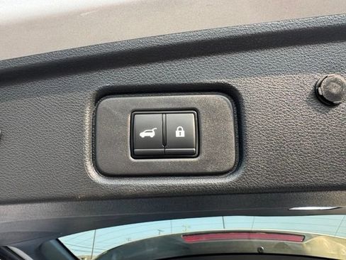 Used 2023 Nissan Pathfinder SL AWD/4WD image 11
