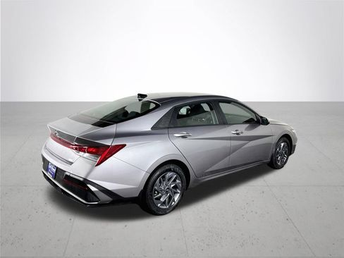 Used 2025 Hyundai Elantra Hybrid FWD image 6