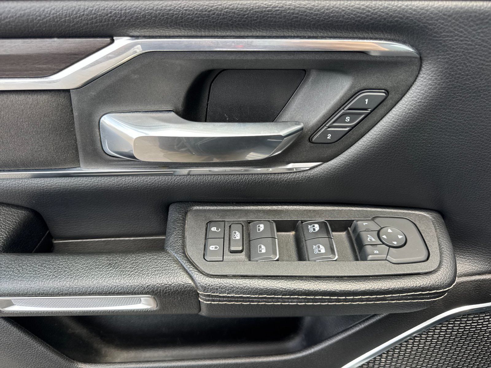 Used 2025 RAM 1500 Laramie AWD/4WD image 11